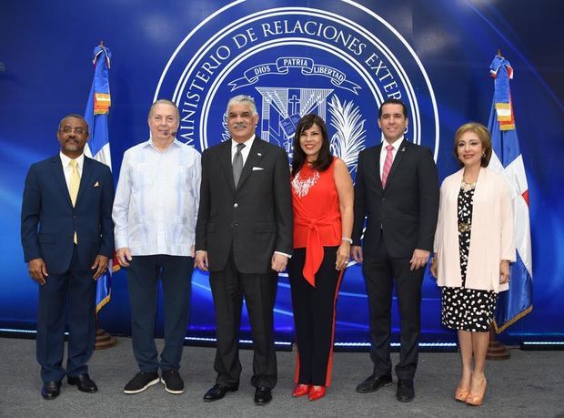 Valentin Guerrero, director general de CENADARTE; Eduardo Selman, ministro de Cultura; Miguel Vargas, ministro de Relaciones Exteriores; Ángeles García de Vargas, embajadora; Mariano Frontera Martinez, director ejecutivo de Fundación Dominicana de Desarrollo y Rosa María Nadal, encargada del Departamento de Asuntos Culturales del MIREX.  