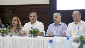 Rosa Santos, Jochi Vicente y Eduardo Estrella y funcionario.