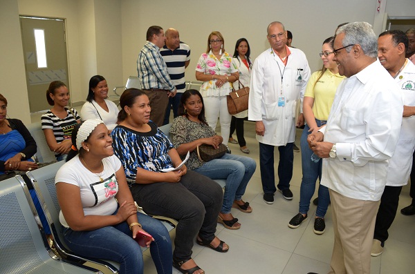 Ministro Cardenas saluda a pacientes en el Marcelino Velez