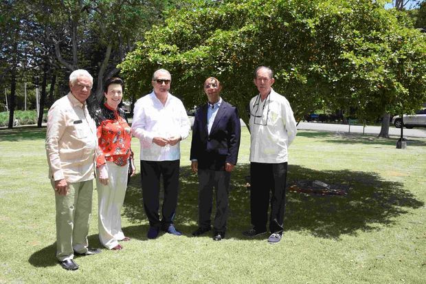 Durante el acto de presentación del Proyecto Recinto Universidad Isa y Servicios Comunitarios, encabezó la mesa de honor el ministro de Cultura, Eduardo Selman; el rector Benito A. Ferreiras, arquitecto Pedro José Borrel; Sonia Guzmán, miembro del consejo; Vicerrector Edwin Reyes, el arquitecto Tácito Cordero, diseñador del proyecto; ingeniero Ángel Castillo, vicerrector Académico; Bienvenido Castro, vicerrector de Investigaciones; Raúl Martínez y Mario Cáceres, miembros del consejo.