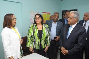 Ministro de Salud promete ayuda para equipamiento dispensario médico de la UASD