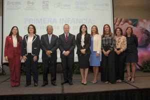 Ministro de Salud junto a la comitiva que encabezó actividad UNICEF