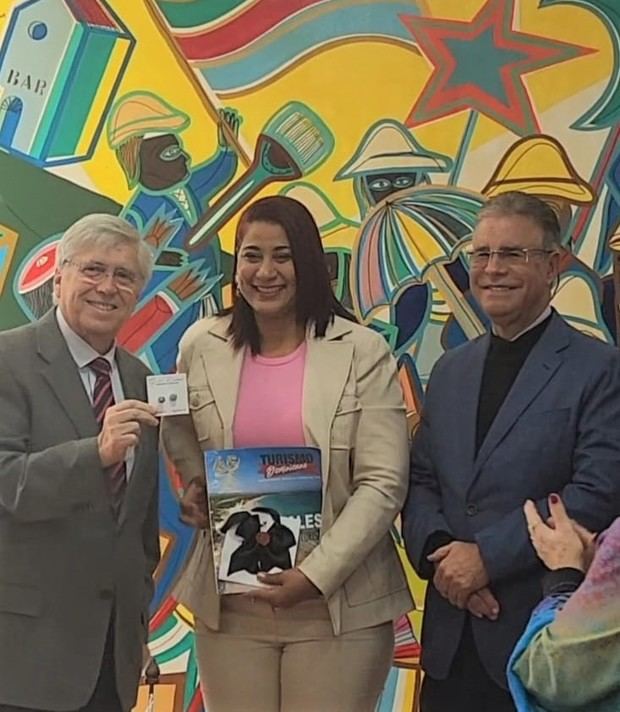 Ministro de Turismo Tabaré Viera recibe un obsequio a base de Larimar de manos de Yenny Polanco Lovera y Luis José Chávez, a nombre de ADOMPRETUR