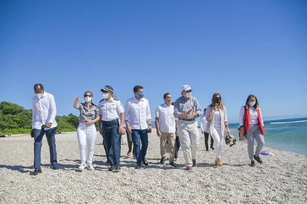 Ministro de Turismo y Polibio Schiffino presidente de lAHTS junto a otros empresarios turisticos.