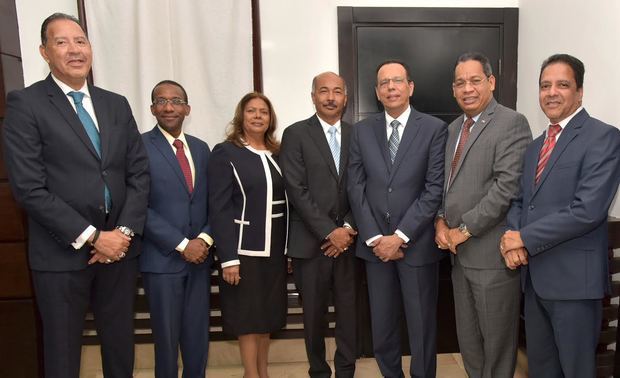 Encuentro ministro de Educación, Antonio Peña Mirabal, presidente de la Mesa de Diálogo y Representación Cristiana, Reverendo Nérsido Borg Cedeño junto a otros miembros de diferentes entidades para dialogar de la Ley 44-00 sobre la Biblia.
