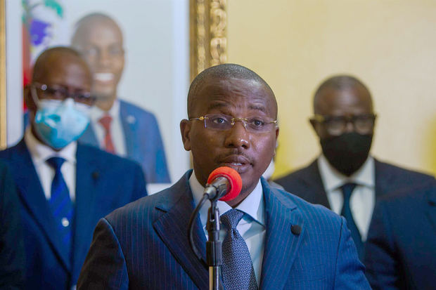 El primer ministro interino de Haití, Claude Joseph (c), habla hoy, durante el acto de presentación del comité encargado de organizar el funeral del presidente asesinado Jovenel Moise, en Puerto Príncipe, Haití.