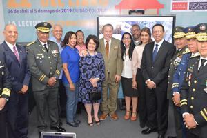 Ministros de Educación, Cultura y Defensa recorren Feria Internacional del Libro; observan avances del sistema educativo