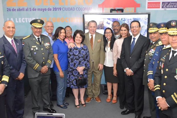 El ministro de Educación, Antonio Peña Mirabal, junto a sus homólogos de Defensa, teniente general Rubén Paulino Sem, y de Cultura, Eduardo Selman  realizaron recorrido en la Feria del Libro 2019. (Foto:Cortesía).