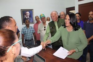 Minou Tavárez inscribe precandidatura presidencial de Guillermo Moreno
