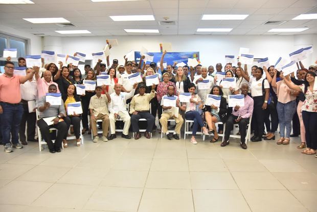 Integrantes del curso-taller “Capacitación FCCA de Primera Línea en Servicio al Cliente en Destino”.