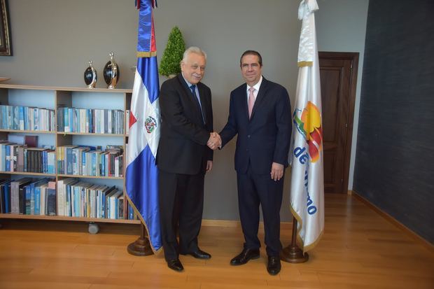 Ministro de Turismo, Francisco Javier García y Vladimir Zaemskiy.