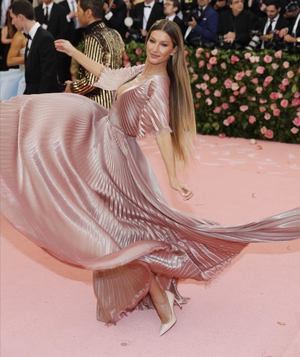 Gisele Bundchen posa en la alfombra roja de la Gala Met de 2019 celebrada este lunes, en Nueva York (EE.UU.). 