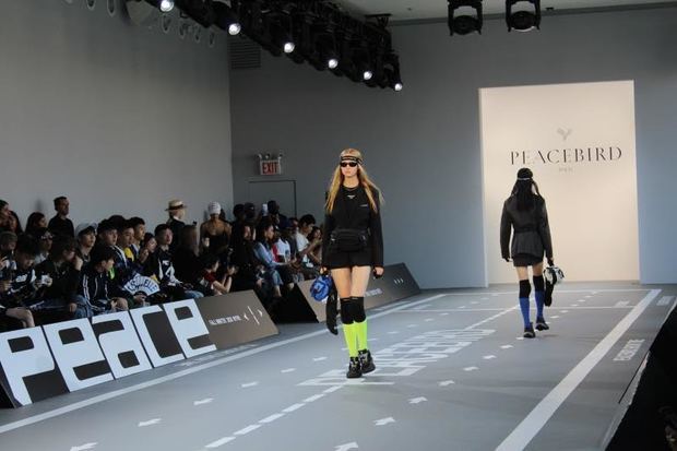 Modelos lucen diseños de la marca china Peacebird, durante las presentaciones previas al inicio de la Semana de la Moda de Nueva York este miércoles, en los Spring Studios de Nueva York, EE.UU.