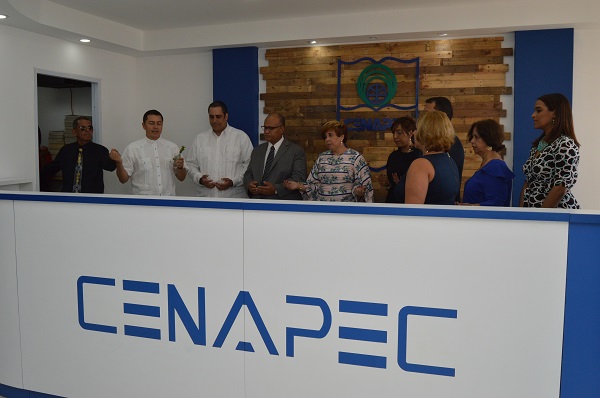 Momento de la bendición del nuevo local, a cargo del Padre Ronald Ulido, junto al Lic. Antonio Musa, director ejecutivo de CENAPEC y otros representantes de la institución.