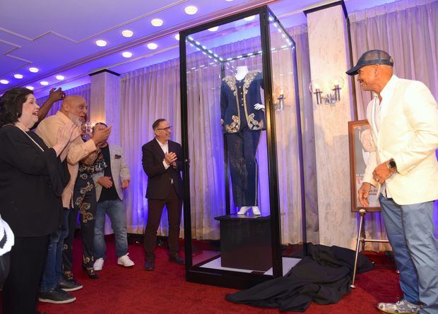 Momento en que El Teatro Nacional inaugura memorabilia en honor a Celia Cruz .