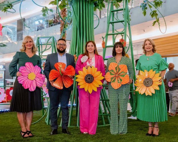 Mónika Despradel, Jhonan Meran, Silvia Rosales, Julinna Staffeld y Cesarina Fabián.