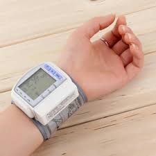 Los monitores para tomar la presión arterial en casa se equivocan 7 de cada 10 veces, según un estudio