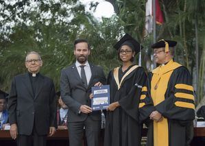 Empresa premia la excelencia acad&#233;mica de joven egresada de Arquitectura 