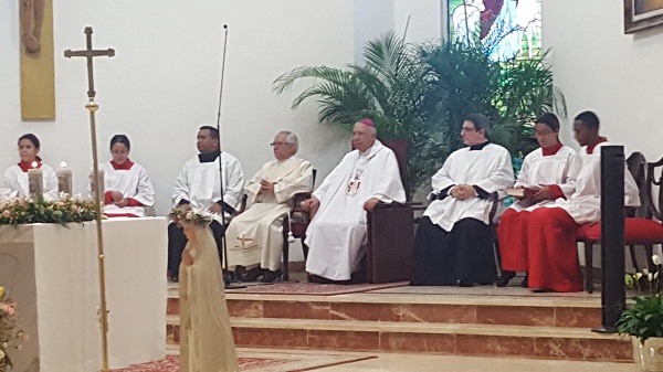 Monsenor de la Rosa y Carpio encabeza la misa en memoria Teo Veras y Carlos Cedeno.