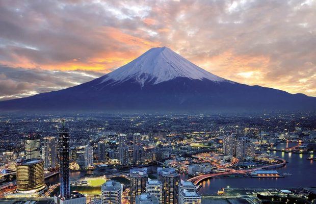 Vista de la ciudad de fondo se puede apreciar el Monte Fuji.