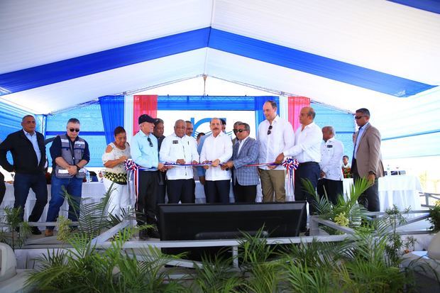 Acto de corte de cinta en la inauguración de la presa de Montegrande en Barahona.