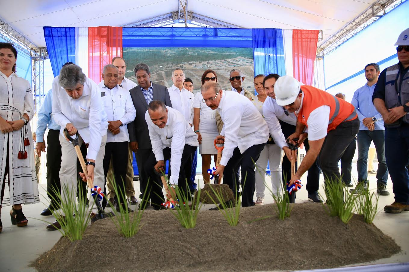 Presidente Danilo Medina pone en funcionamiento túneles de Montegrande