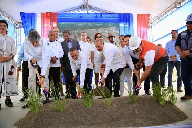 Presidente Danilo Medina dio apertura a los túneles de servicio de la presa de Montegrande.