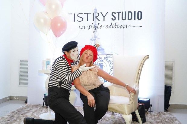 Montserrat Puig junto al mimo en el lanzamiento de la linea Artistry Paris.