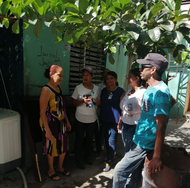 El hospital docente universitario Dr. Francisco E. Moscoso Puello realizó una jornada contra el dengue que consistió en la visita casa por casa del personal médico y administrativo del centro.