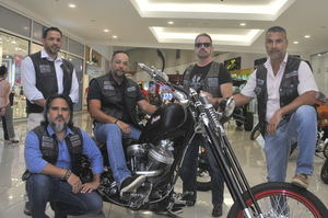 Miembros del el club de motocicletas NATIVOS MC Santo Domingo.