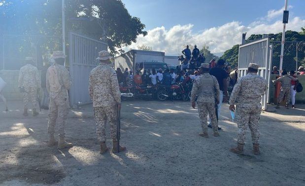 Motoristas haitianos bloquean el paso fronterizo de Barrizal-Elías Piña.