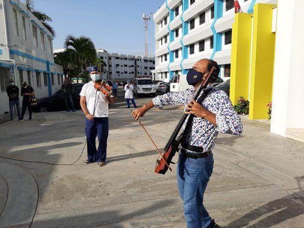 Pablo Polanco ofrece concierto a pacientes del Robert Reid Cabral.