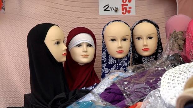 La ley está dirigida a las mujeres que utilizan prendas islamistas como el burka (velo integral que cubre toda la cara, con una rejilla a la altura de los ojos).