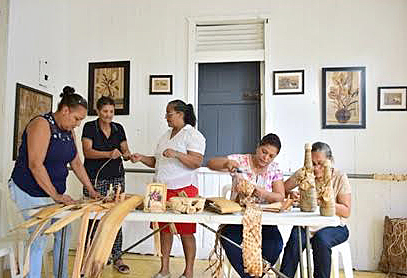 Mujeres noroestanas convierten desperdicios en artesaní­a.