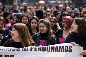 Mujeres vestidas de luto recorren excentros de tortura de la dictadura en Santiago