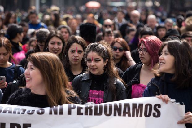 Decenas de personas participan en una protesta convocada por la Coordinadora Feminista 8M este martes, en Santiago (Chile). 