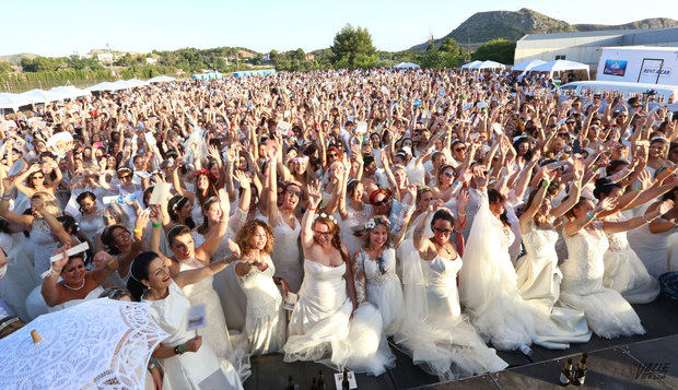 Petrer hizo ayer historia al meterse en el Libro Guinness de los Récords al reunir a más de 1.300 mujeres vestidas de novia. Fue en un evento secundado por mujeres de la localidad pero también de Elda, la comarca, la Comunidad Valenciana e incluso de otras provincias.