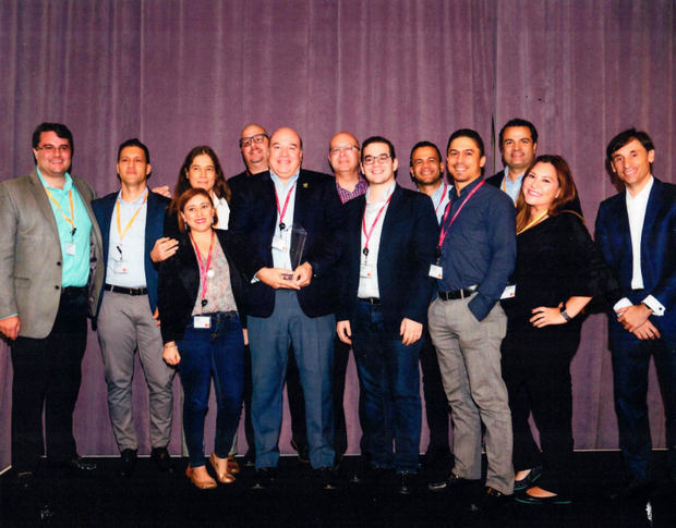 Los ejecutivos de la empresa señores Virgilio Albert y Michael Albert de Multicomputos y Willian Pimentel de Citrix, durante la celebración que organizaron para festejar en grande por el reconocimiento internacional. 