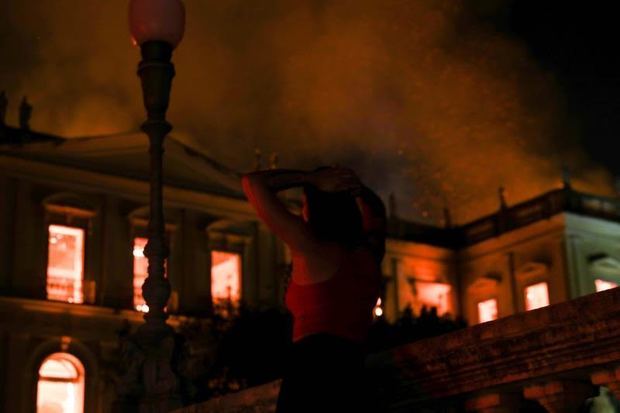 Fotografía de archivo fechada el 2 de septiembre de 2018, que muestra una vista general del Museo Nacional de Río de Janeiro, uno de los más antiguos de Brasil, mientras es consumido por las llamas debido a un incendio de grandes proporciones, en Río de Janeiro (Brasil). 