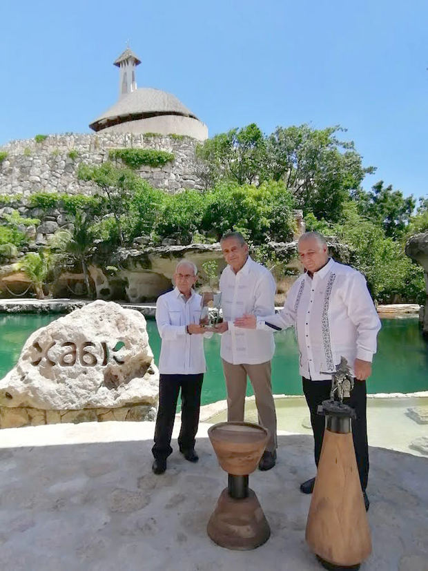 Bolívar Troncoso recibe el diploma del Turismo sostenible de parte del secretario de Turismo del Gobierno de México, Miguel Torruco Marqués y la medalla de la Cátedra de Turismo Sostenible de parte del arquitecto Miguel Quintana pali, creador del complejo Xcaret.