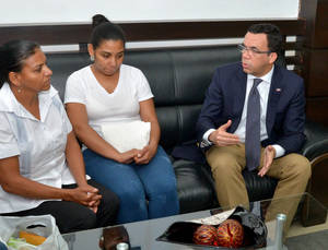  Andrés Navarro se reúne con familiares de la maestra María Ureña