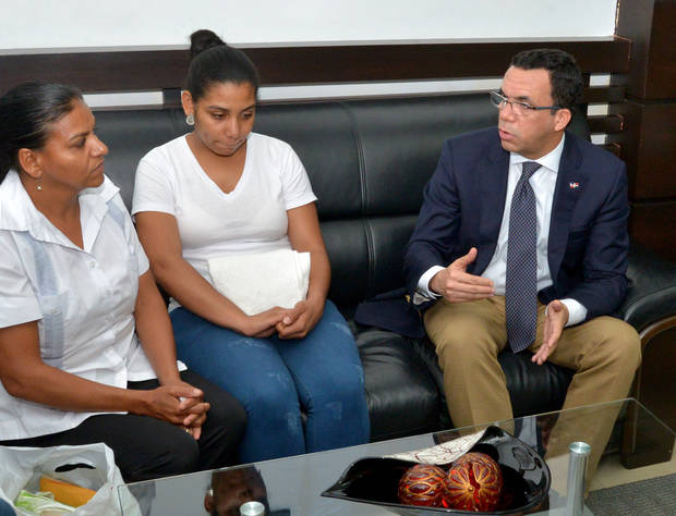 Navarro en reunión con familiares maestra.