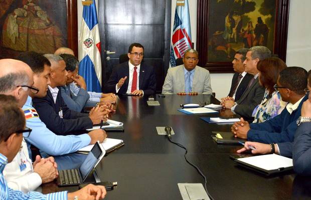 Andrés Navarro con funcionarios del Minerd. 