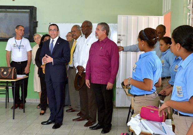 El ministro de Educación, Andrés Navarro, en escuela. 