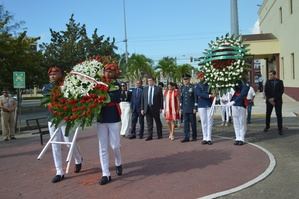 Conmemoran independencia de México con ofrenda floral en plaza Querétaro