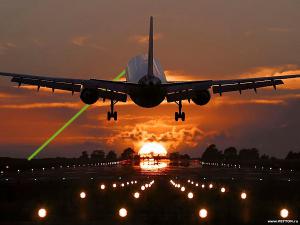 Advierten de peligro de apuntar a aviones en aproximación con punteros láser