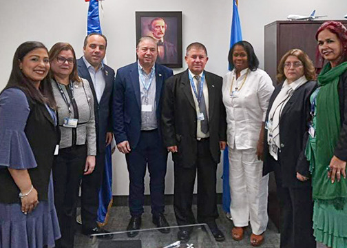 Héctor Porcella y Armando Daniel López, junto a otras autoridades aeronáuticas de Cuba y RD durante la firma de acuerdo.