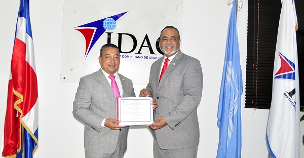 El director general del IDAC Alejandro Herrera y el director de la DINA Francisco Bolívar de León durante el acto de certificación