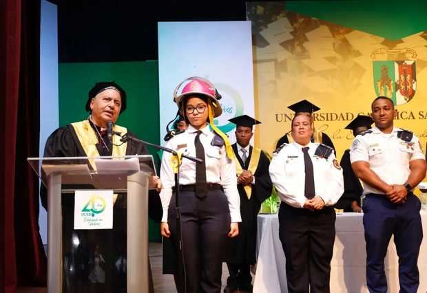 Ramón Benito Ángeles Fernández y Mariah Valera, de la Brigada Femenina del Cuerpo de Bomberos del Distrito Nacional.