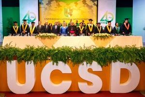 Mesa de honor encabezada por el rector de la UCSD monseñor doctor Ramón Benito Ángeles Fernández.